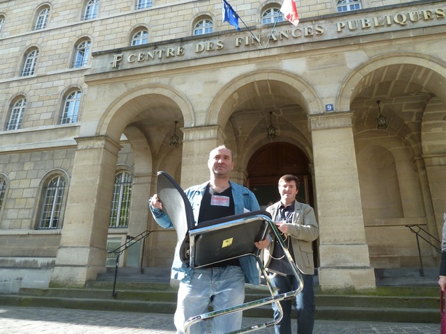 Les «<small class="fine d-inline"> </small>faucheurs de chaises<small class="fine d-inline"> </small>» veulent aider l'Etat à lutter contre l'évasion fiscale