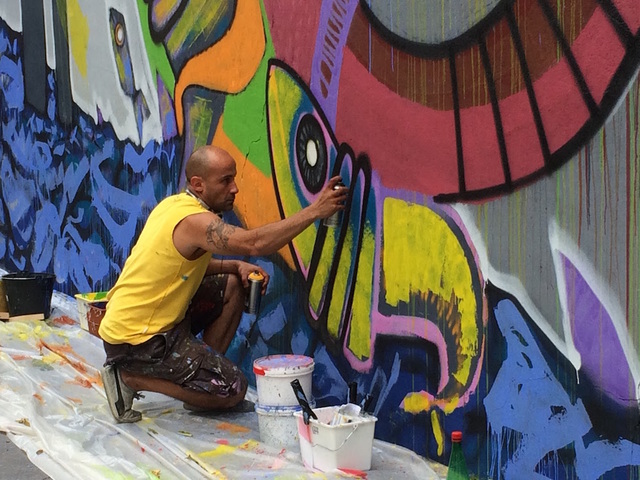 Des graffeurs parisiens bombent les murs pour le climat 