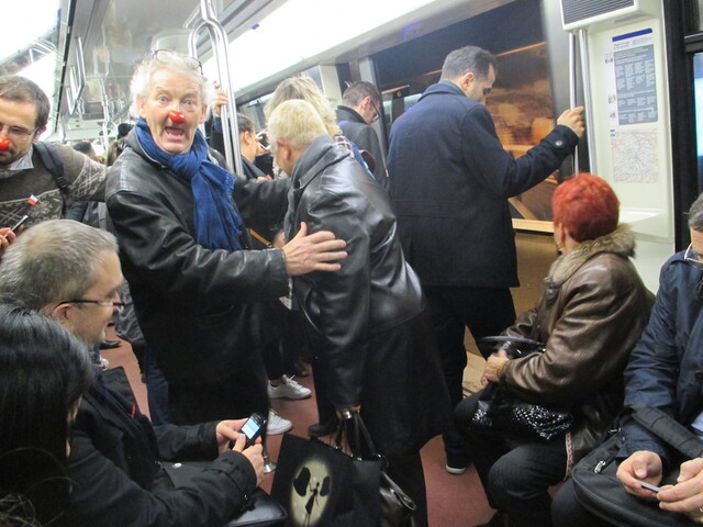 Dans le métro parisien, des nez rouges contre la peur 