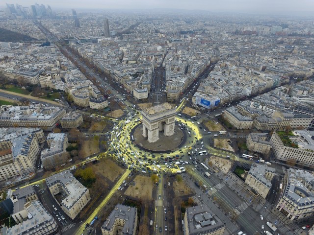Greenpeace a repeint la place de l'Etoile en jaune