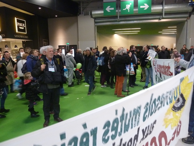Au Salon de l'agriculture, les faucheurs volontaires alertent sur les <span class="caps">OGM</span> cachés