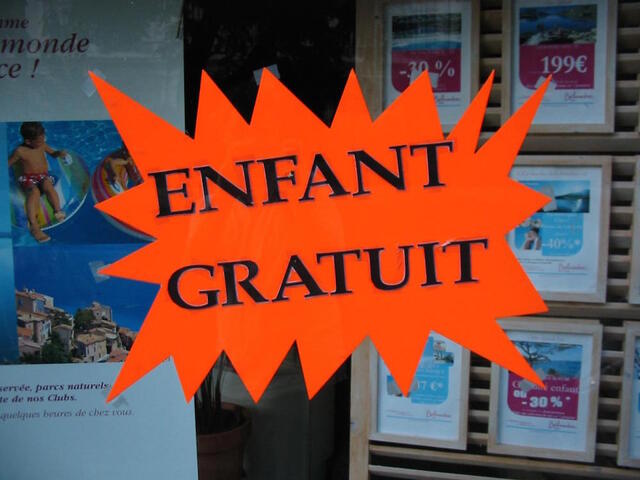 Ce qu'on dit à la jeunesse : «<small class="fine d-inline"> </small>Ecoute la publicité, passe sous le portique<small class="fine d-inline"> </small>»