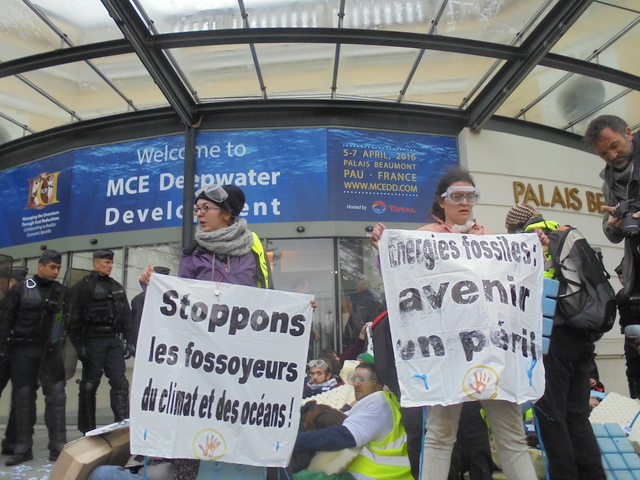 Les activistes du climat bousculent le sommet du pétrole à Pau