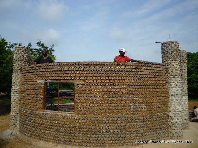 Des maisons construites avec des bouteilles en plastiques, pourquoi pas<small class="fine d-inline"> </small>?