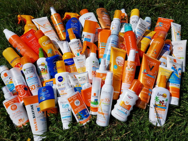 Trop des substances préoccupantes dans les crèmes solaires pour enfants