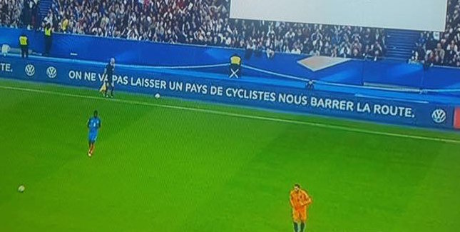 Volkswagen délivre un message anti-vélo dans une publicité au Stade de France