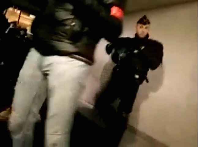 Un squat d'activistes du climat est en cours d'expulsion par la police rue Blanche à Paris
