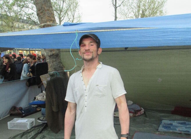 Pourquoi les <span class="caps">SDF</span> sont-ils debout place de la République<small class="fine d-inline"> </small>?