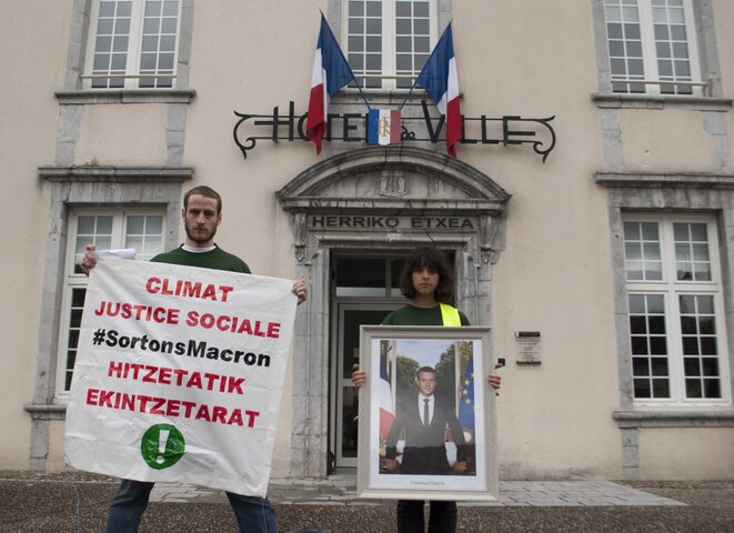 Deux portraits de Macron décrochés dans des mairies basques 