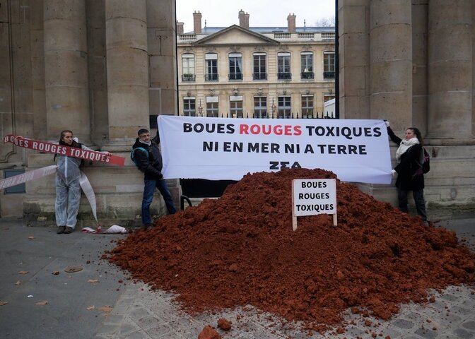 Des activistes «<small class="fine d-inline"> </small>livrent<small class="fine d-inline"> </small>» des boues rouges toxiques de Gardanne au ministère de la Transition écologique