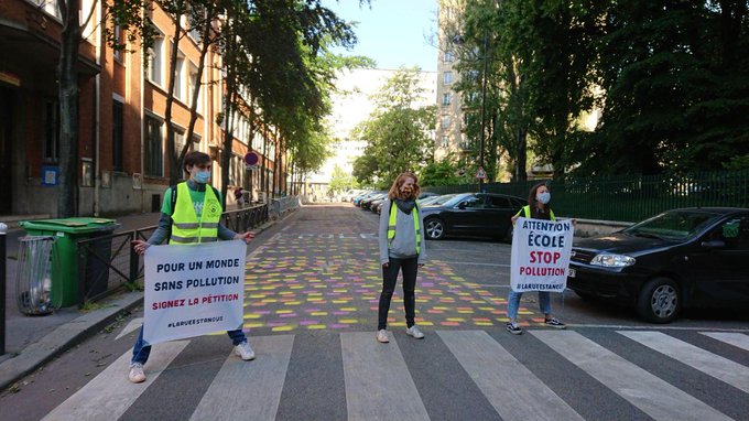 À Paris, des militants écologistes élargissent les trottoirs devant une école