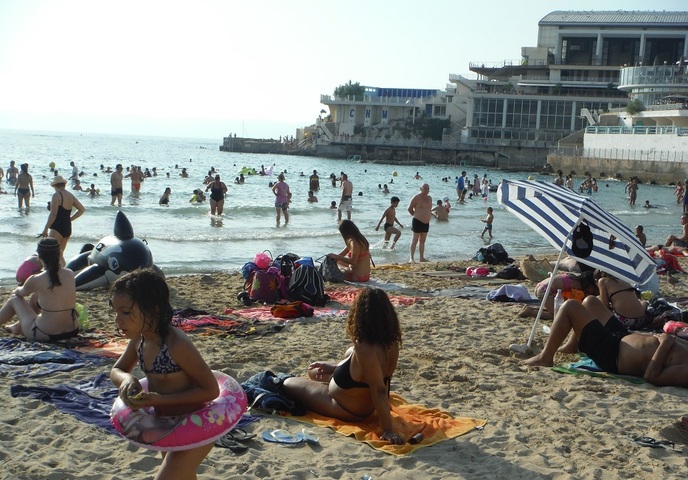 À Marseille, sur la plage, le changement climatique est pris avec fatalisme
