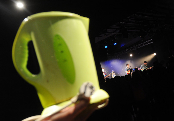 A échanger : place de concert gratuite contre vieux machin à recycler