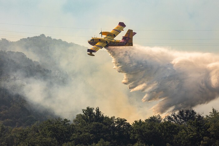 Canadair peu nombreux : « Il est anormal de devoir choisir entre ce que nous sauvons et ce qu'on laisse brûler »