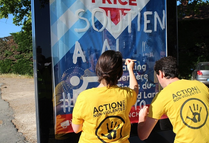 Des militants recouvrent des publicités en soutien à Alex Montvernay, jugé mardi 2 juin