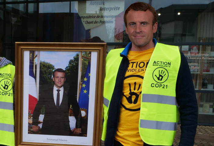 Pris de remords, Emmanuel Macron décroche son propre portrait 