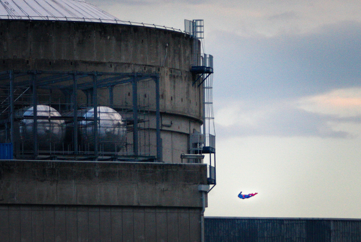 Un drone de Greenpeace s'écrase contre la piscine nucléaire du Bugey