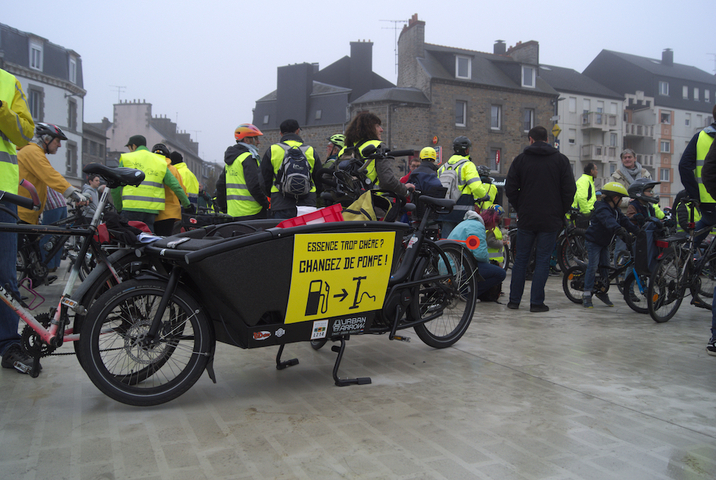 Quand les gilets jaunes manifestent... à vélo<small class="fine d-inline"> </small>!