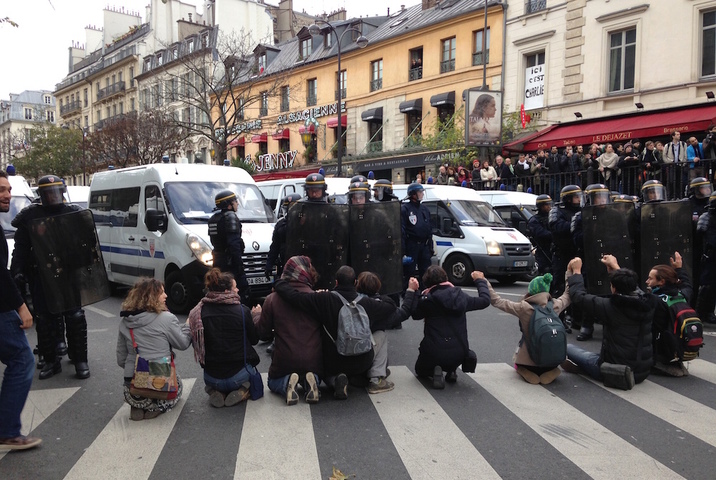 350 interpellations arbitraires place de la République : salariés, étudiants, designers, clowns...