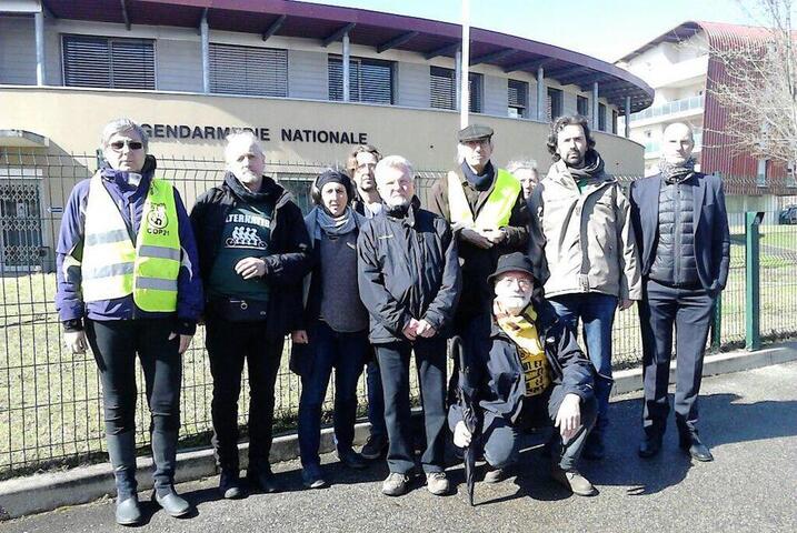 Dans l'Ain, six militants climatiques ont été en garde à vue pour avoir décroché un portrait de Macron
