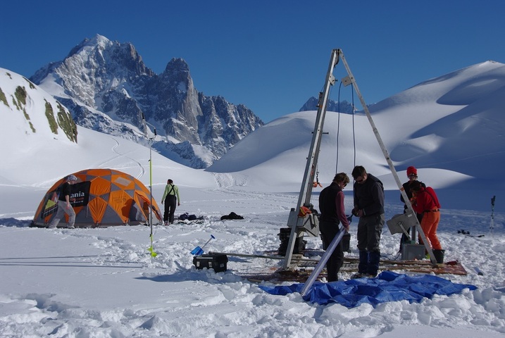 Dans les Alpes, des chercheurs sondent les «<small class="fine d-inline"> </small>archives des lacs<small class="fine d-inline"> </small>» pour prévoir les crues