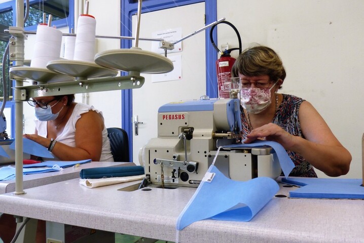 Dans le Jura, la production de masques anti-Covid relance l'industrie textile