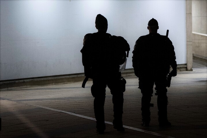 Pour faire taire Ian B, expert des violences policières, la justice le condamne à huit mois de prison