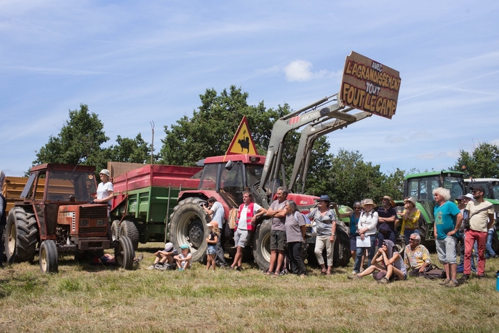 Des centaines de personnes contre des carrières de sable en Loire-Atlantique