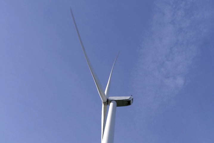 Énergies renouvelables : des divergences entre majorité, extrême droite et insoumis