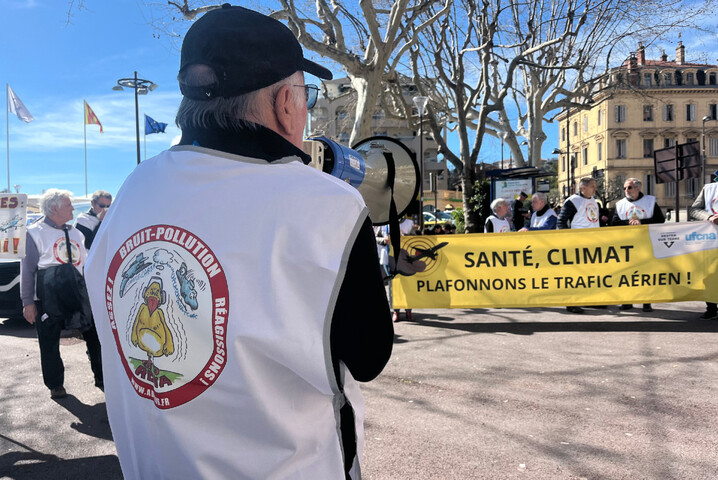 Vroum<small class="fine d-inline"> </small>! À Cannes, les jets privés assomment les habitants