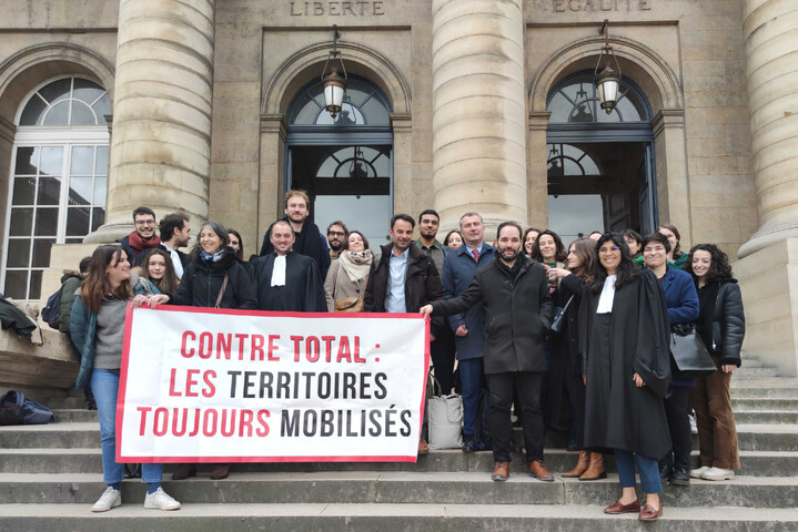 Total en justice : doit-il payer pour ses dégâts écologiques<small class="fine d-inline"> </small>?