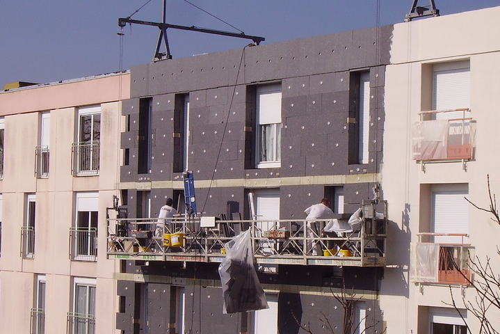 La rénovation des logements créera 126.000 emplois, assurent des <span class="caps">ONG</span> caritatives et écologistes