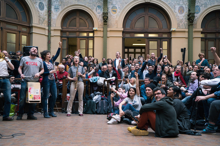 Lancement dans l'enthousiasme du «<small class="fine d-inline"> </small>Grand débordement<small class="fine d-inline"> </small>» du 5 mai