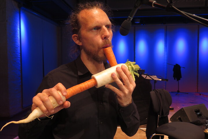 Les musiciens du Vegetable Orchestra jouent... avec des légumes