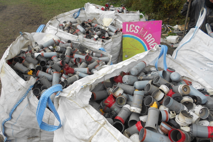 Les grenades lacrymogènes, des déchets au sort inconnu