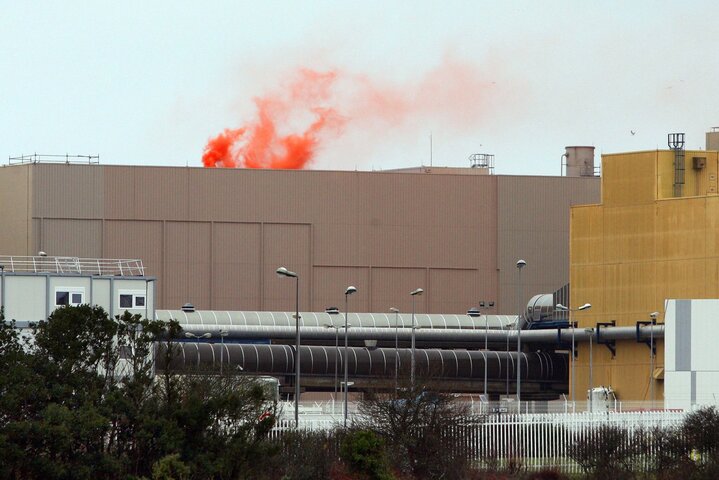 Greenpeace allume des fumigènes sur le toit de la piscine de La Hague