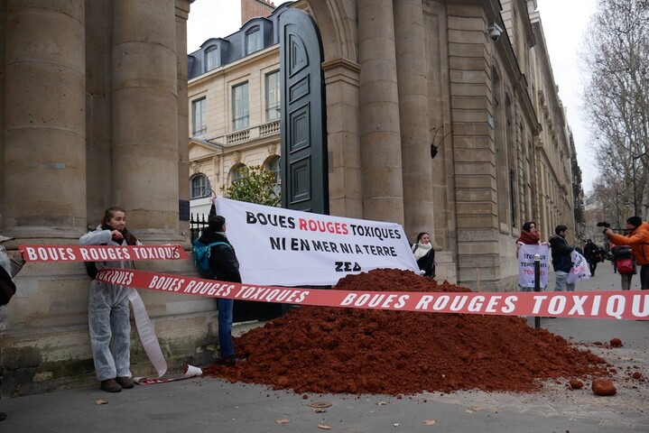 Face aux boues rouges toxiques, l'État sommé d'agir