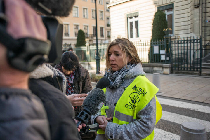 Fanny, militante du climat, a été libérée après 9 h de garde à vue. Son crime : avoir décroché un portrait de Macron