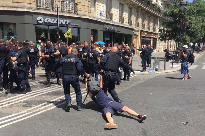 À Paris, la police réprime violemment les activistes d'Extinction Rebellion