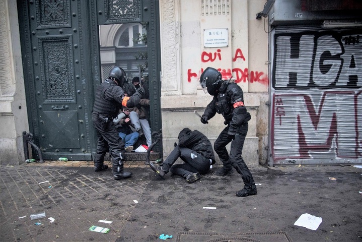 Arié Alimi : «<small class="fine d-inline"> </small>Les violences policières sont la conséquence d'un pouvoir peu légitime<small class="fine d-inline"> </small>»