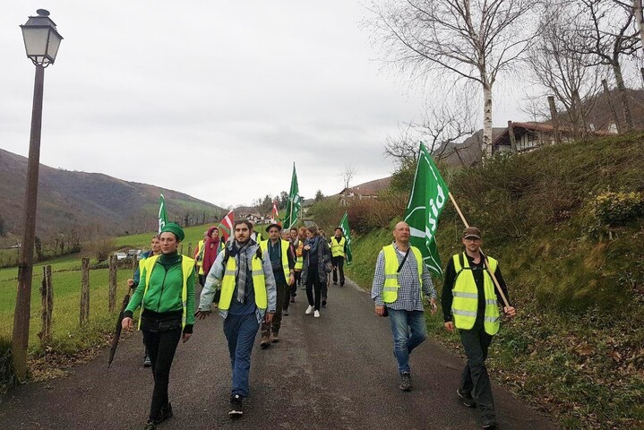 «<small class="fine d-inline"> </small>Les petits pas ne suffiront pas<small class="fine d-inline"> </small>» : au Pays basque, Bizi interpelle les candidats 