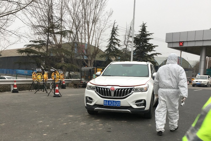 En Chine, le virus maîtrisé au prix d'un contrôle total de la population