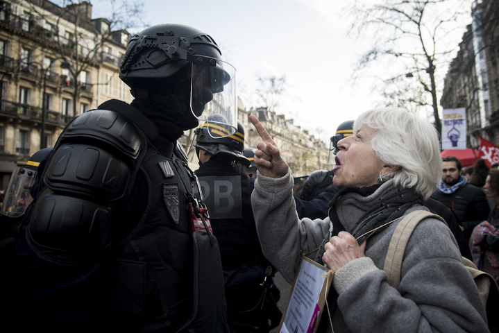 Journalistes et <span class="caps">ONG</span> vent debout contre les nouvelles mesures de maintien de l'ordre