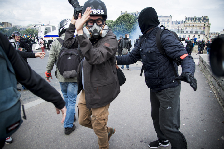 Interdiction de diffuser les images des policiers : le droit d'informer est en danger