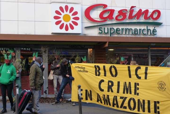 Actions d'Extinction Rebellion contre l'«<small class="fine d-inline"> </small>enrobage vert<small class="fine d-inline"> </small>» du groupe Casino