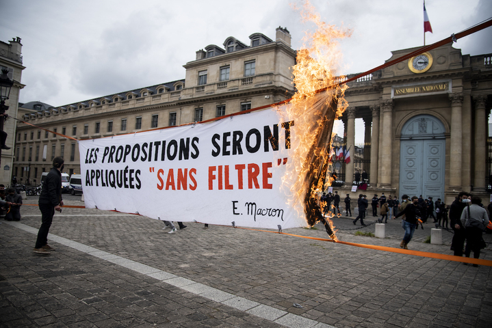 Enchaînées devant l'Assemblée nationale pour protester contre la loi Climat