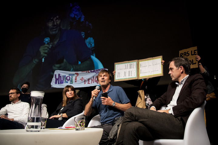 Des féministes chahutent Nicolas Hulot lors d'une conférence