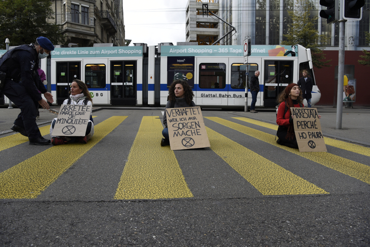 En Suisse, Extinction Rebellion veut remettre les pendules climatiques à l'heure