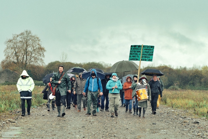 Dans le Béarn, les habitants défendent leur rivière contre une carrière