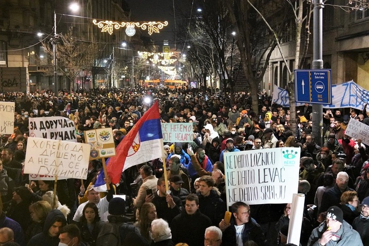 «<small class="fine d-inline"> </small>Pollueurs, le peuple est plus fort<small class="fine d-inline"> </small>!<small class="fine d-inline"> </small>» : en Serbie, la révolte explose